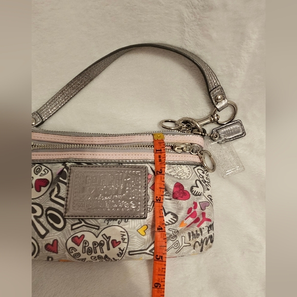 Coach Poppy limited Edition Poppy hearts Graffiti style wristlet. EUC 2009 - Picture 8 of 8